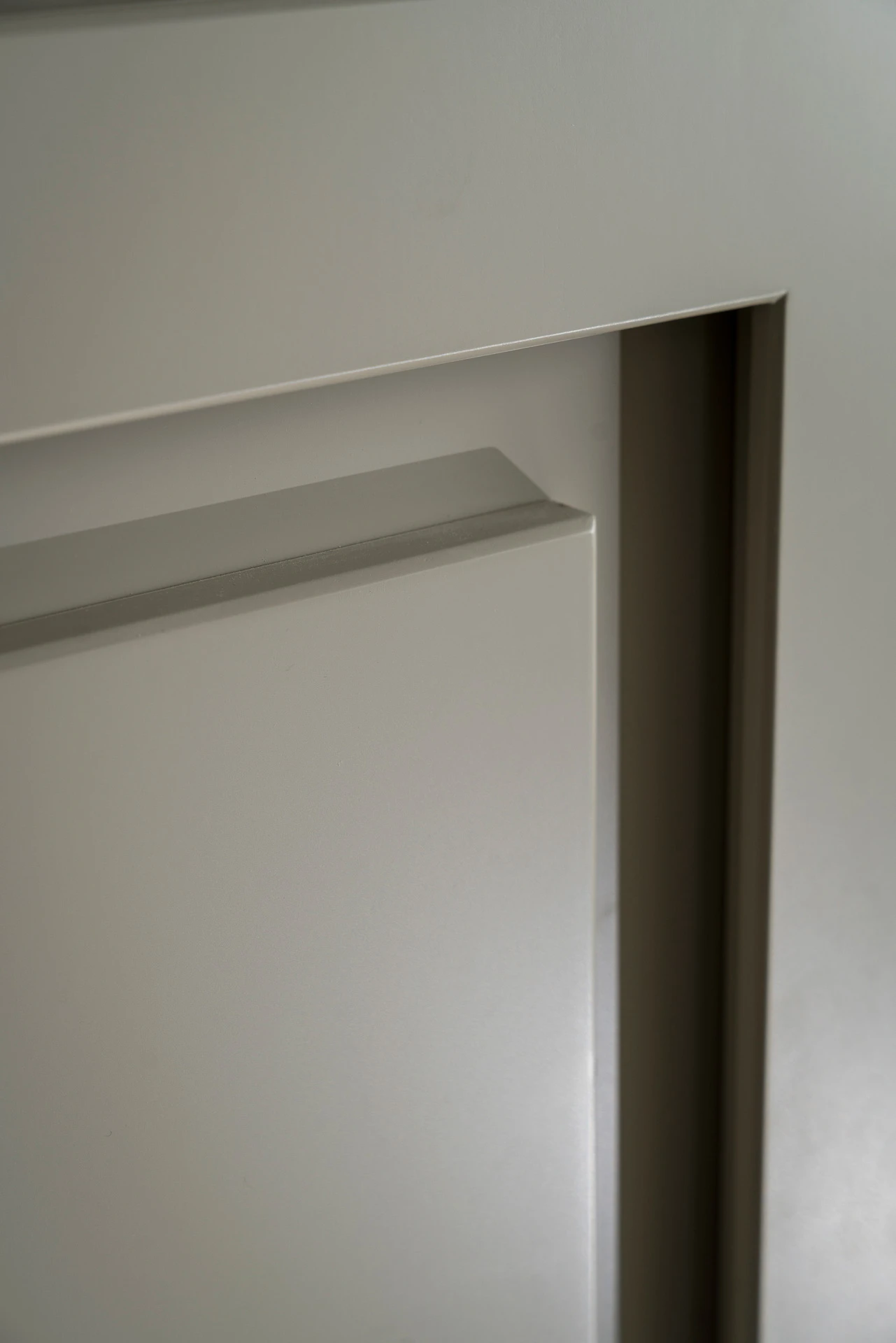 Cucina artigianale: dettaglio della cornice bisellata di un'anta in legno, finitura curata a mano