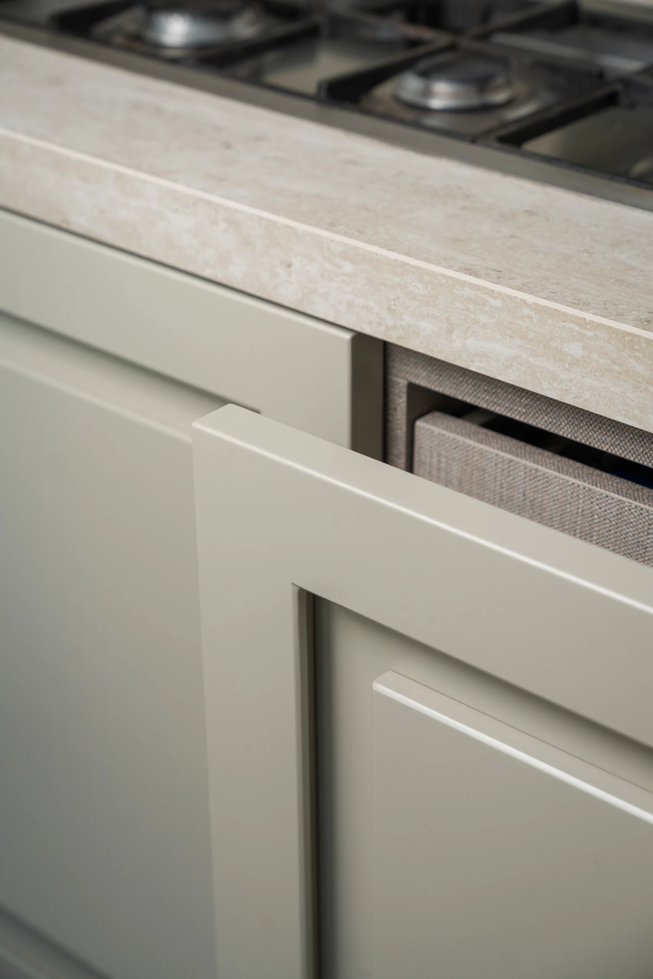 Cucina su misura: organizzazione interna con cestone estraibile integrato nelle ante